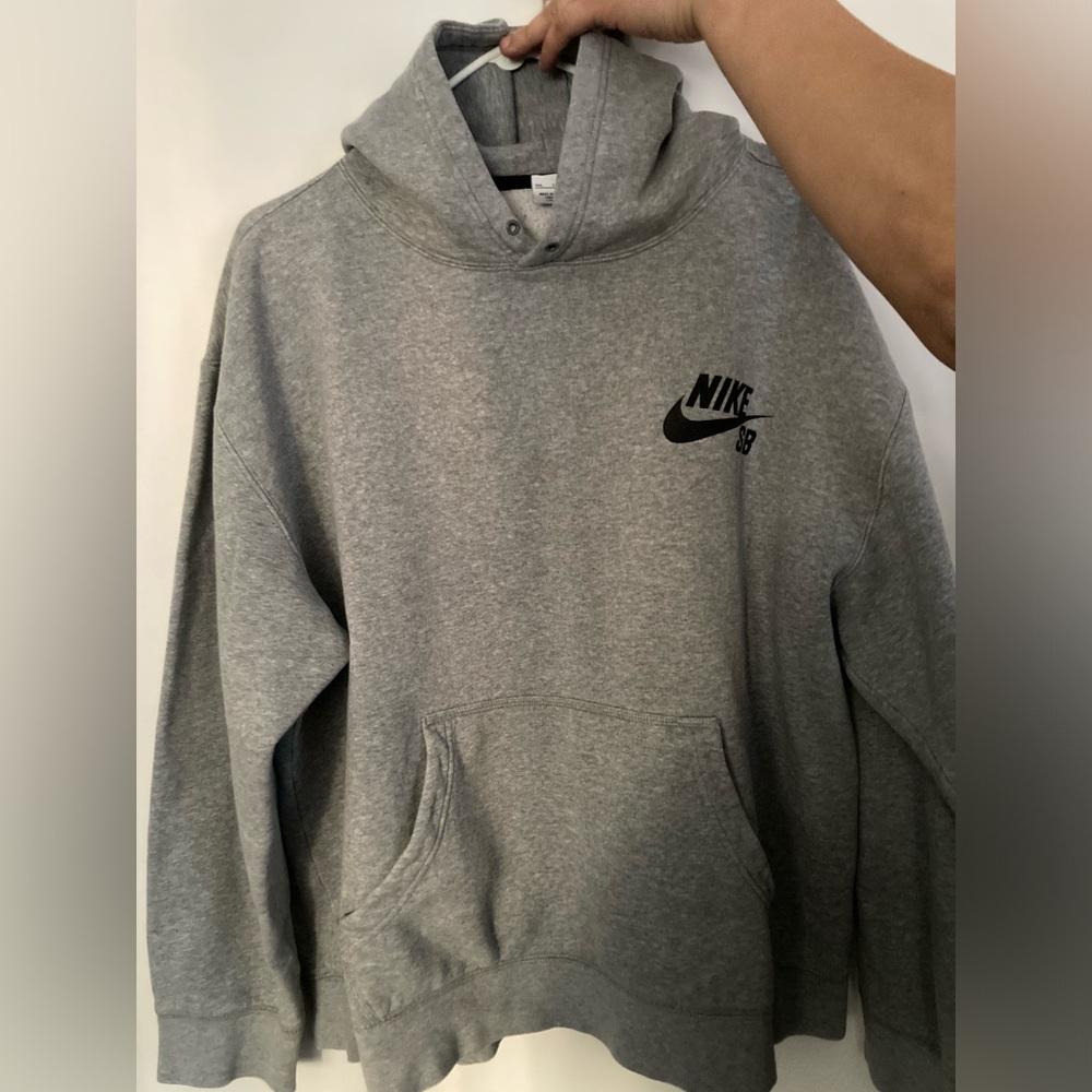 Comfy mens Nike hoodie. Only wore one time.